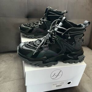 Javi Rescue.     Size 6Y